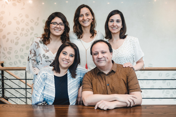 En la foto (de izquierda a derecha; de arriba a abajo): Dra. Paula Espinoza, Dra. Giuliana Lunecke, Dra. Camila Burdach, Dra. María Paz Fariña y Dr. Manolis Jusakos.